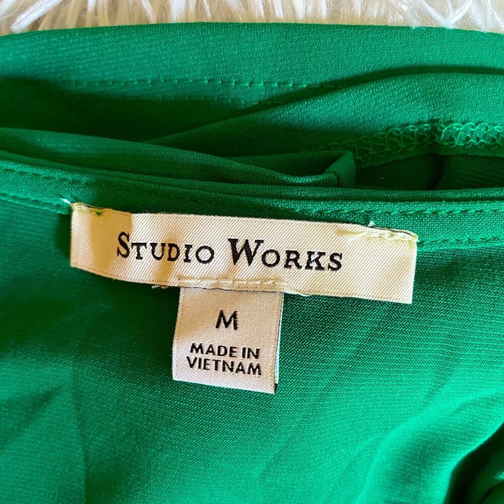 Studio Works Women’s Green Ruffle Blouse Sz M NWT - Picture 4 of 5